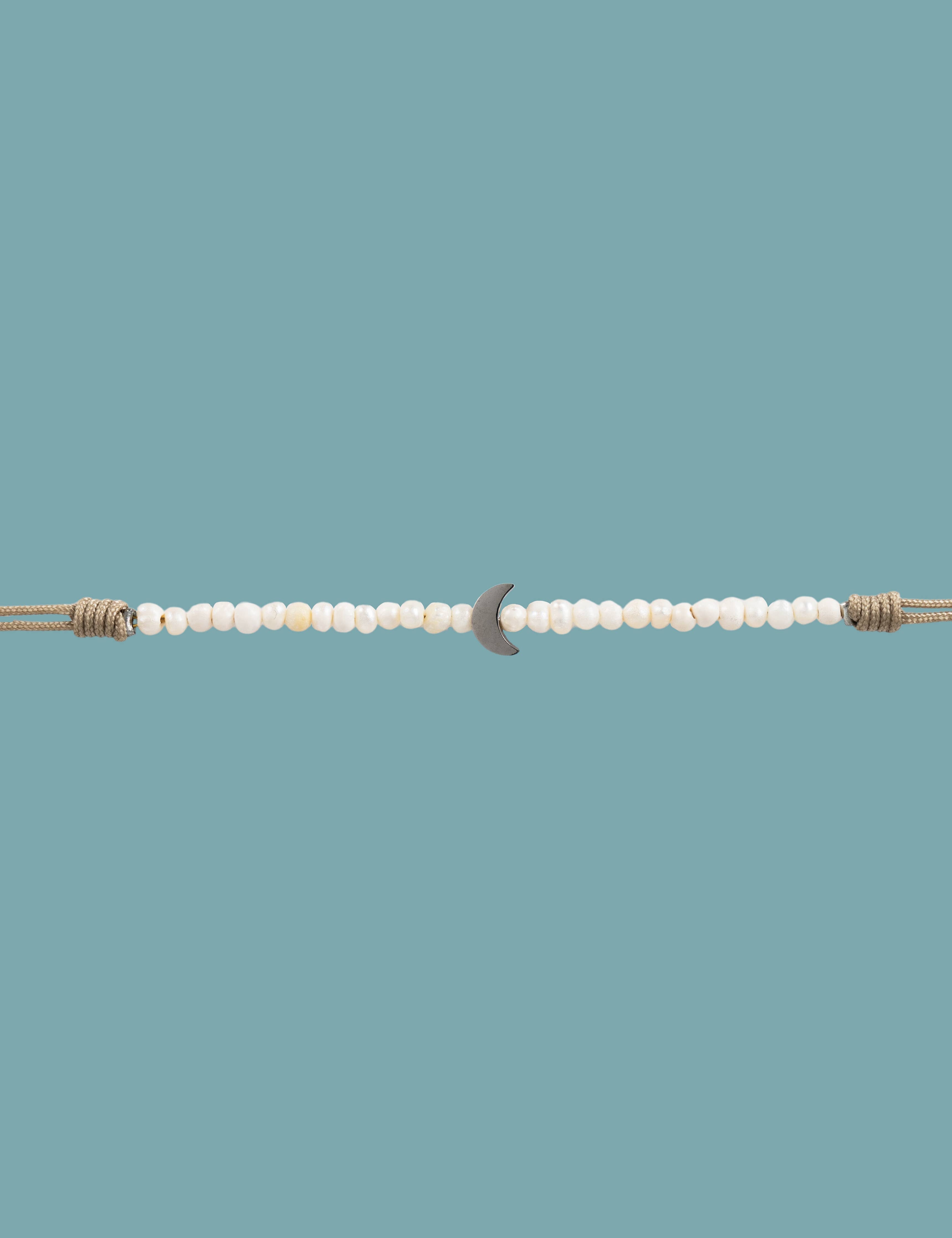 Pulsera handmade Luna S/ Perla de río + Acero inoxidable + Hilo macramé