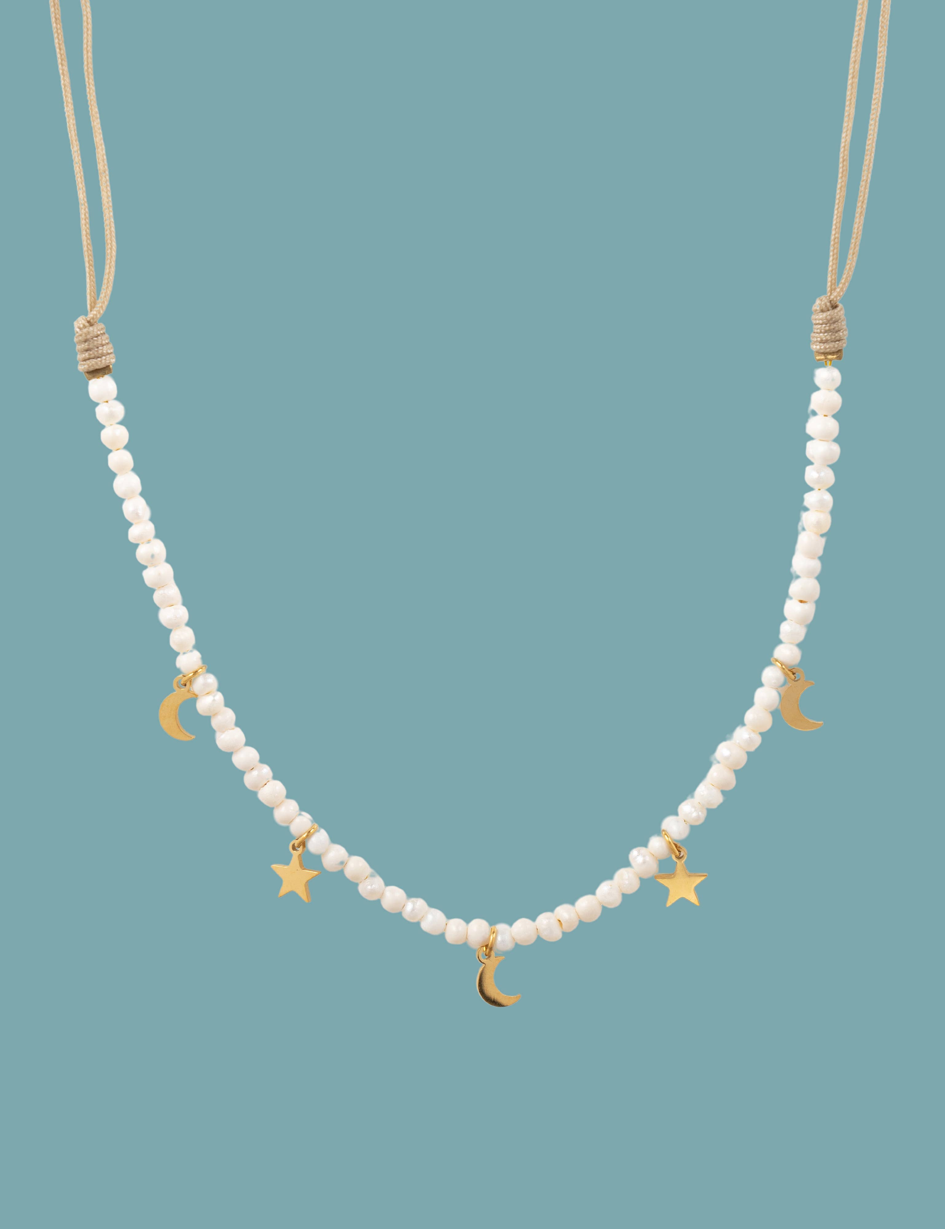 Gargantilla Estrella y luna S / Perla de río + Acero + Hilo macramé